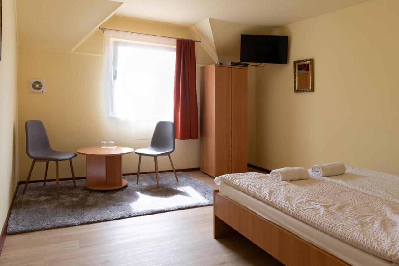 Kiraly Lovastanya Panzio Bed & Breakfast Janoshalma Ngoại thất bức ảnh