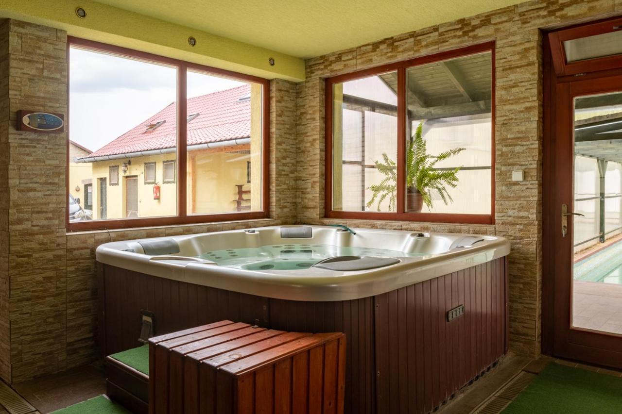 Kiraly Lovastanya Panzio Bed & Breakfast Janoshalma Ngoại thất bức ảnh
